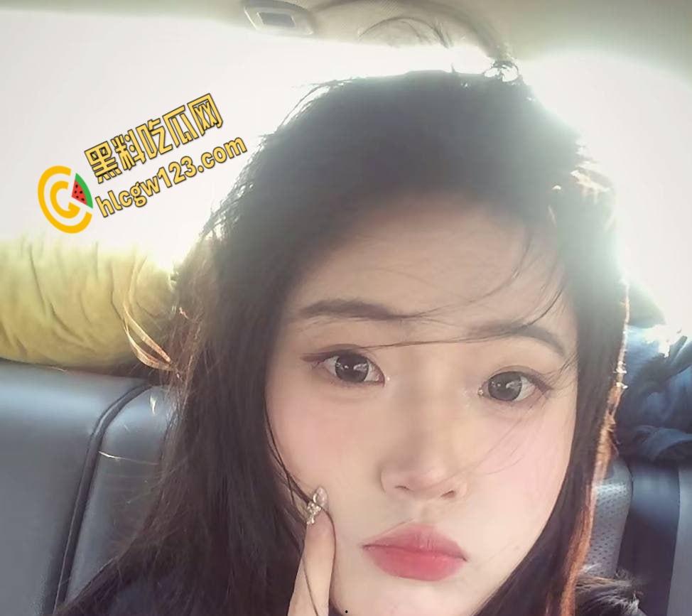 陕西嫩妹五一酒店走廊开战!清纯眼镜妹变身反差女王,男友后入狂欢,监控都看湿了!-5