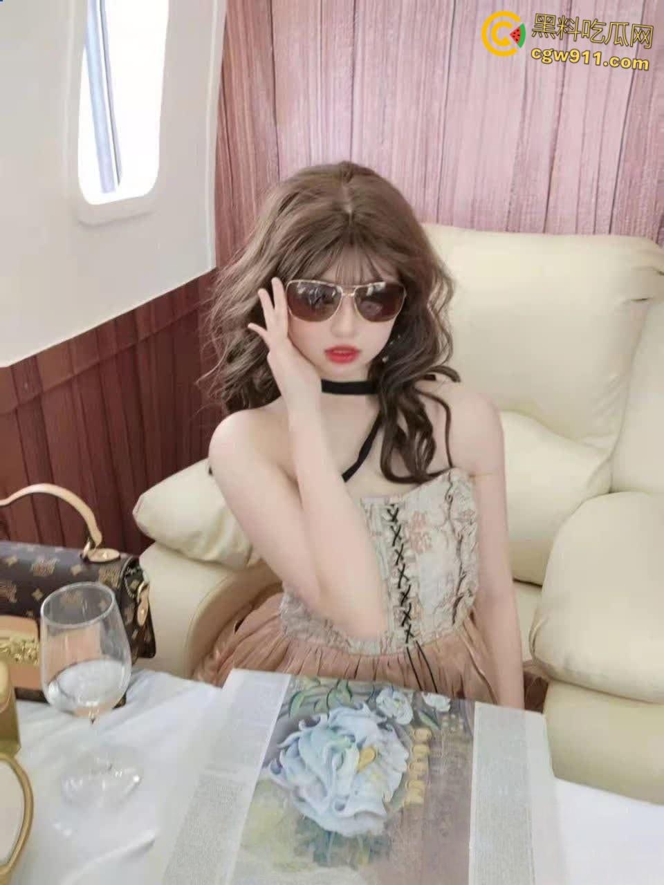 高颜值极品身材小萝莉，被富家公子调教成发情母狗，身穿情趣护士开档白丝，被两人疯狂无套抽插 ！