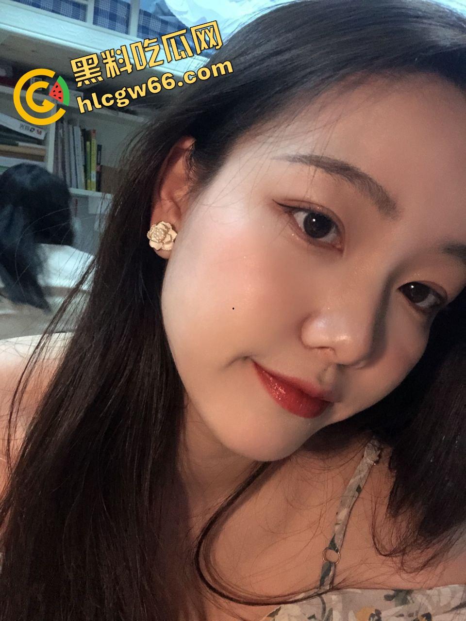 西安微胖反差婊『牧原』实拍流出，大学在读母狗裸照曝光，黑丝掰穴奶夹深舔，床底避孕套堆成山！-3