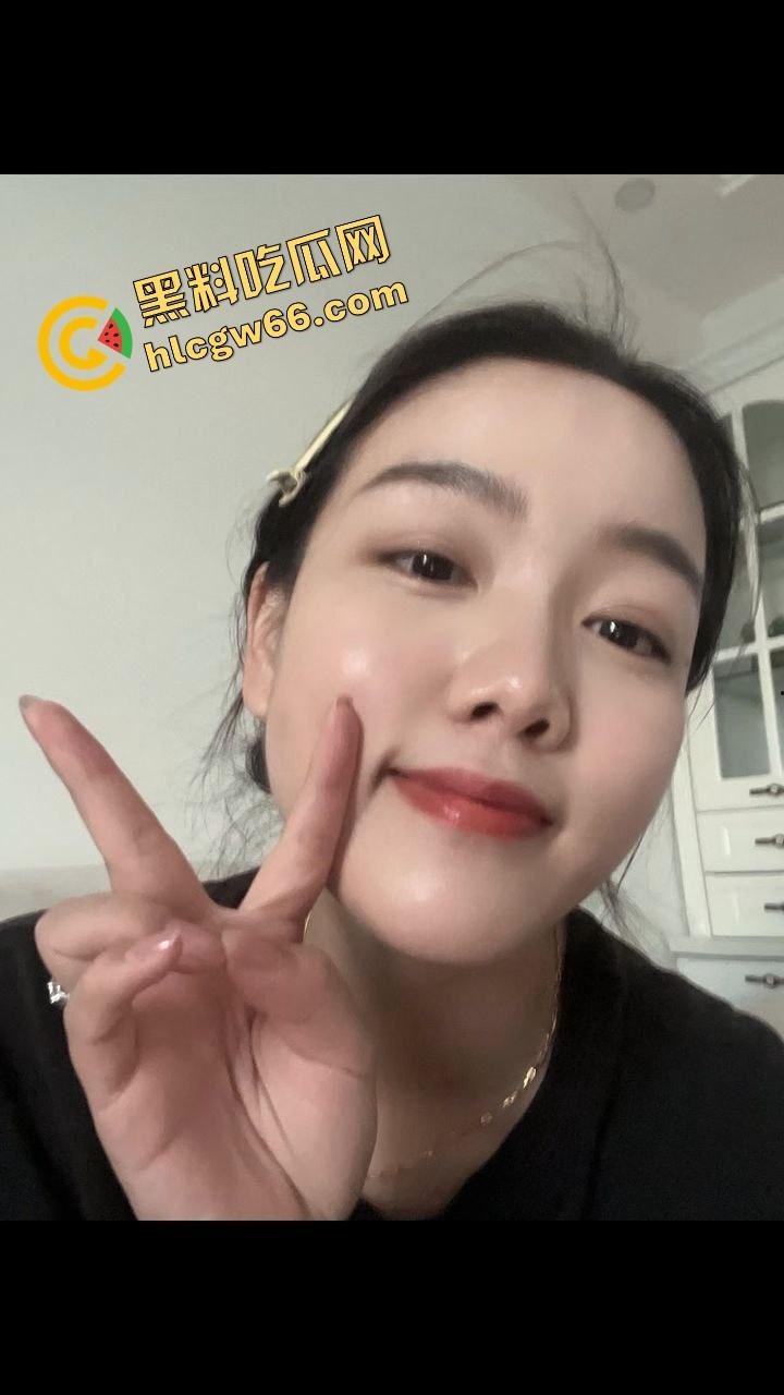 西安微胖反差婊『牧原』实拍流出，大学在读母狗裸照曝光，黑丝掰穴奶夹深舔，床底避孕套堆成山！-5