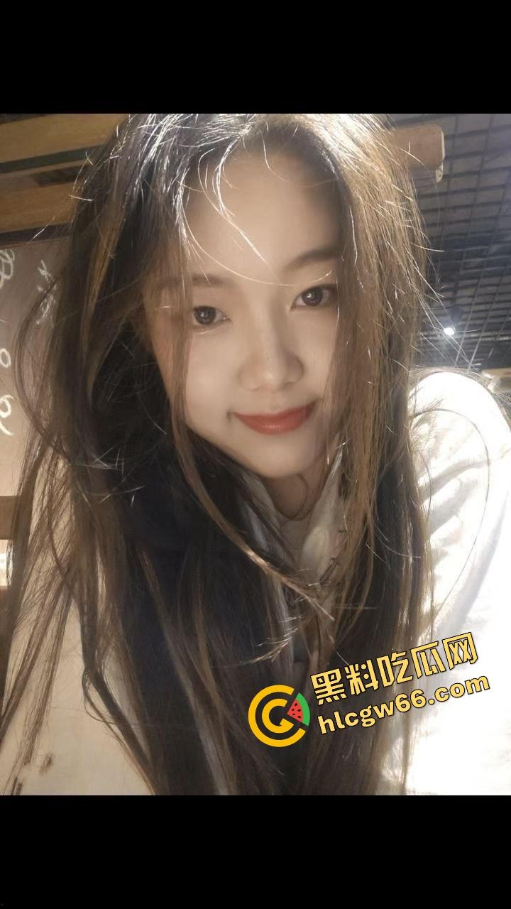 西安微胖反差婊『牧原』实拍流出，大学在读母狗裸照曝光，黑丝掰穴奶夹深舔，床底避孕套堆成山！-6