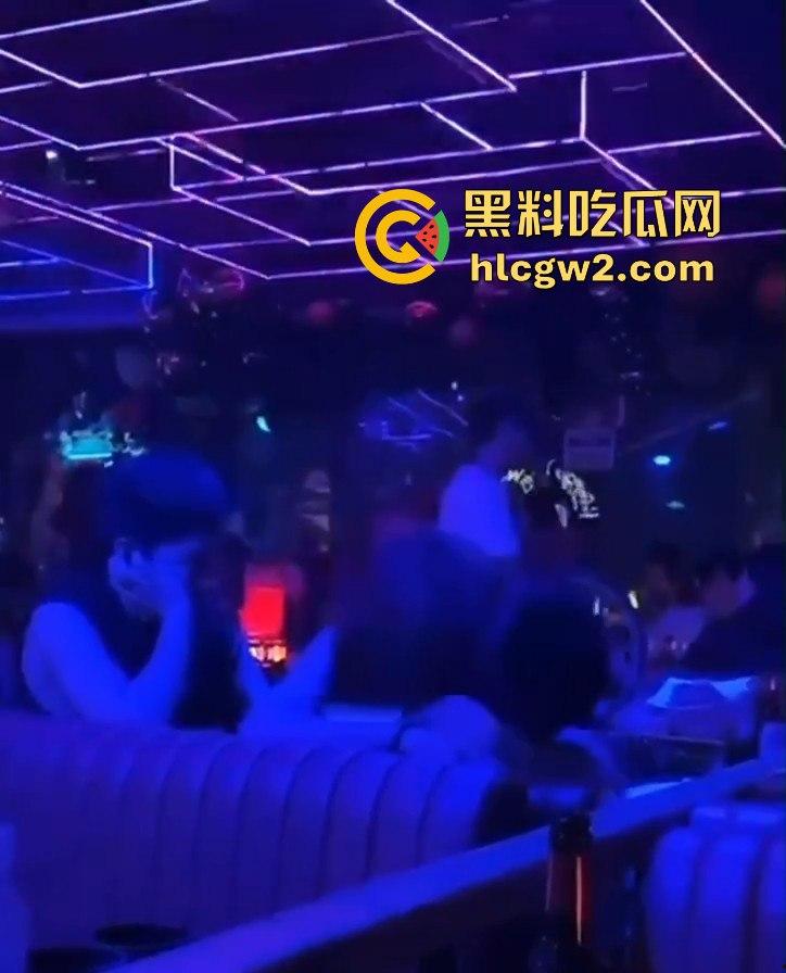 曼谷扶手女『卢依依』骚出天际！酒吧里直接开干，逼像磁铁吸住朋友的鸡儿不放手，瓜友看得亚麻呆住！