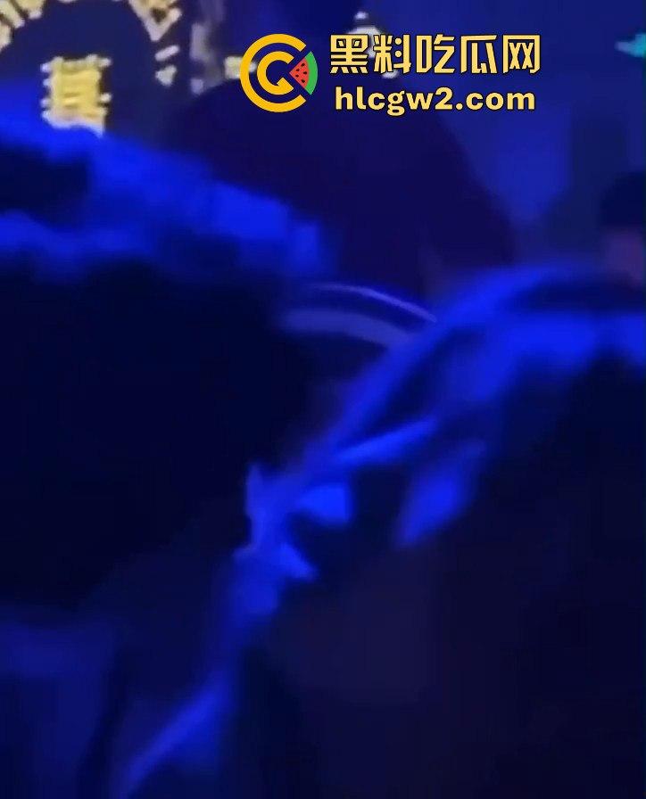 曼谷扶手女『卢依依』骚出天际!酒吧里直接开干,逼像磁铁吸住朋友的鸡儿不放手,瓜友看得亚麻呆住!-3