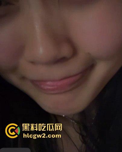 郑州00后【黄絮如】裸聊视频被渣男泄露，骚到舔自己淫水，这下彻底火了！-5