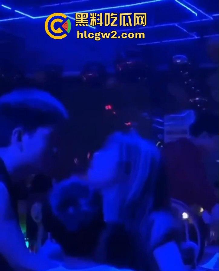 曼谷扶手女『卢依依』骚出天际!酒吧里直接开干,逼像磁铁吸住朋友的鸡儿不放手,瓜友看得亚麻呆住!-12