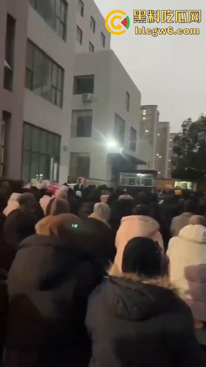 云南玉溪大批穆斯林在玉溪市政府前非法聚集声援，据称因当天警察从一间餐厅带走他们的头目【阿訇马玉巍】。