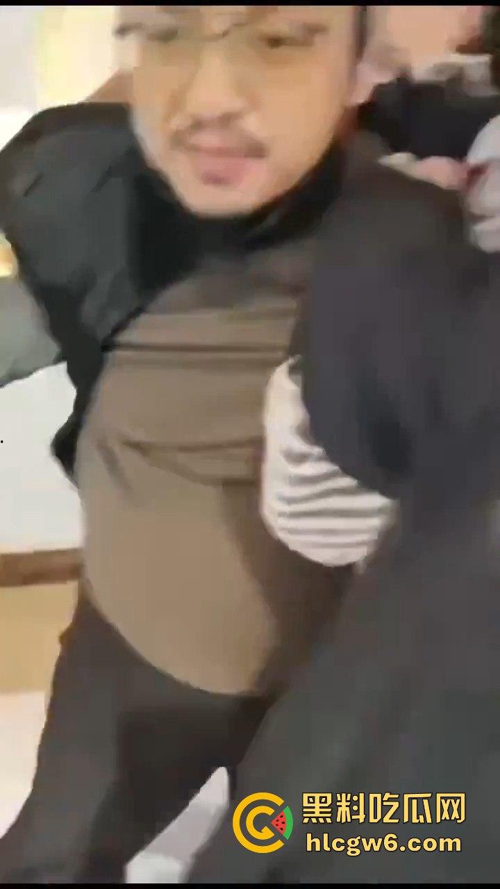 云南玉溪大批穆斯林在玉溪市政府前非法聚集声援,据称因当天警察从一间餐厅带走他们的头目【阿訇马玉巍】。-2