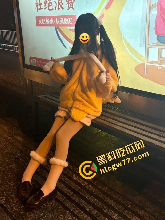 天津淫荡母狗『赵曦』萝莉脸配魔鬼御姐身,嫩洞喷汁奶子弹得能炸眼,操一炮香得鸡巴烧断!-2