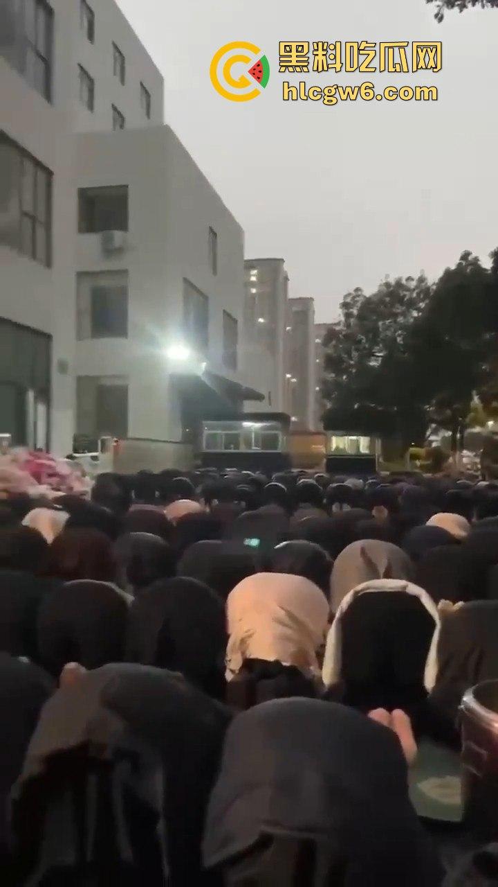 云南玉溪大批穆斯林在玉溪市政府前非法聚集声援,据称因当天警察从一间餐厅带走他们的头目【阿訇马玉巍】。-3