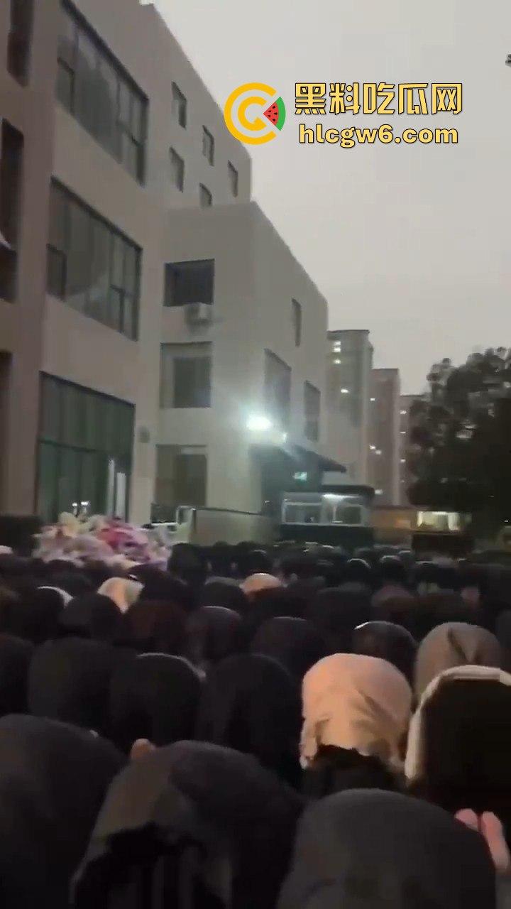 云南玉溪大批穆斯林在玉溪市政府前非法聚集声援,据称因当天警察从一间餐厅带走他们的头目【阿訇马玉巍】。-4