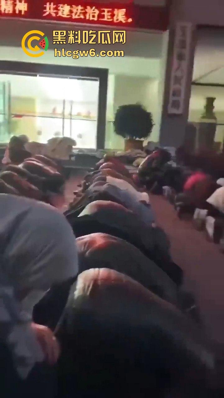 云南玉溪大批穆斯林在玉溪市政府前非法聚集声援,据称因当天警察从一间餐厅带走他们的头目【阿訇马玉巍】。-5