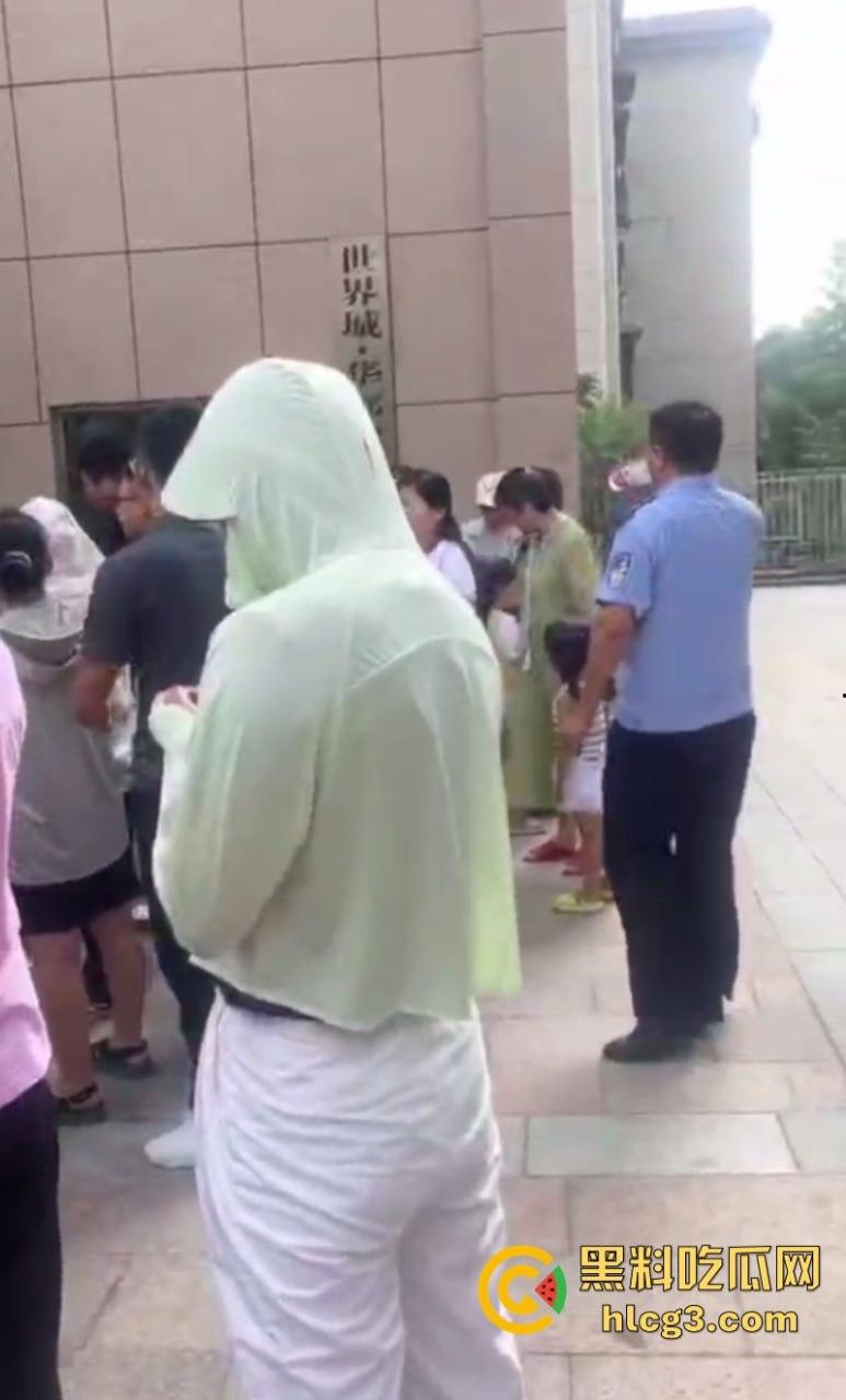 电梯刚交付一年!业主被困电梯扒门自救坠井身亡!-5