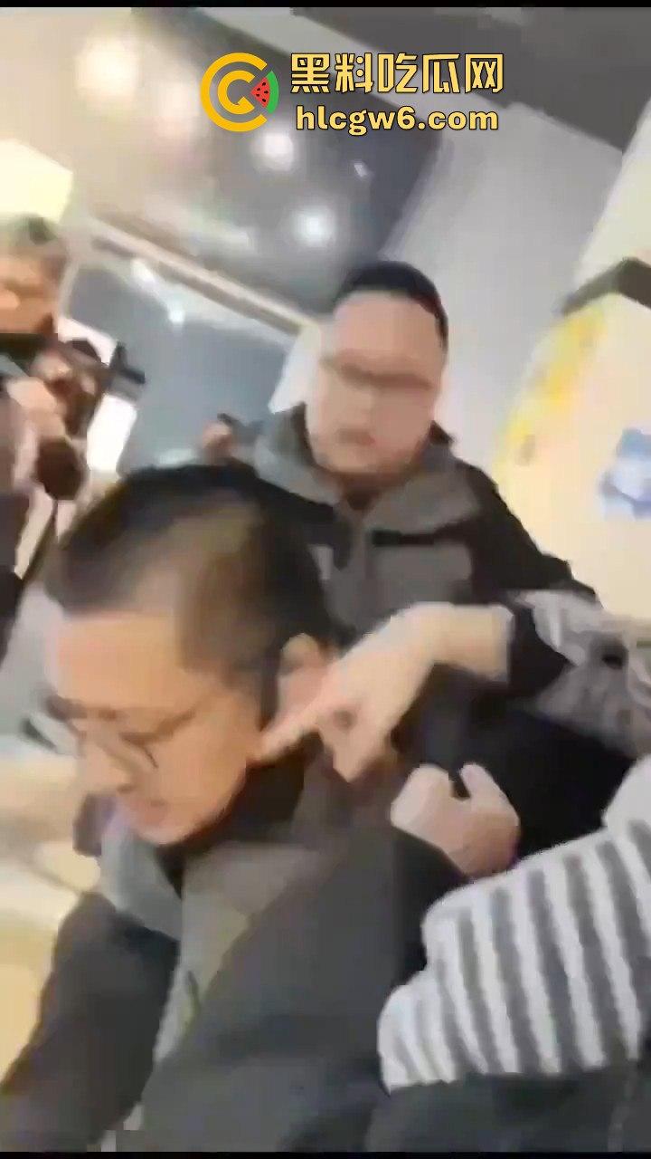 云南玉溪大批穆斯林在玉溪市政府前非法聚集声援,据称因当天警察从一间餐厅带走他们的头目【阿訇马玉巍】。-6