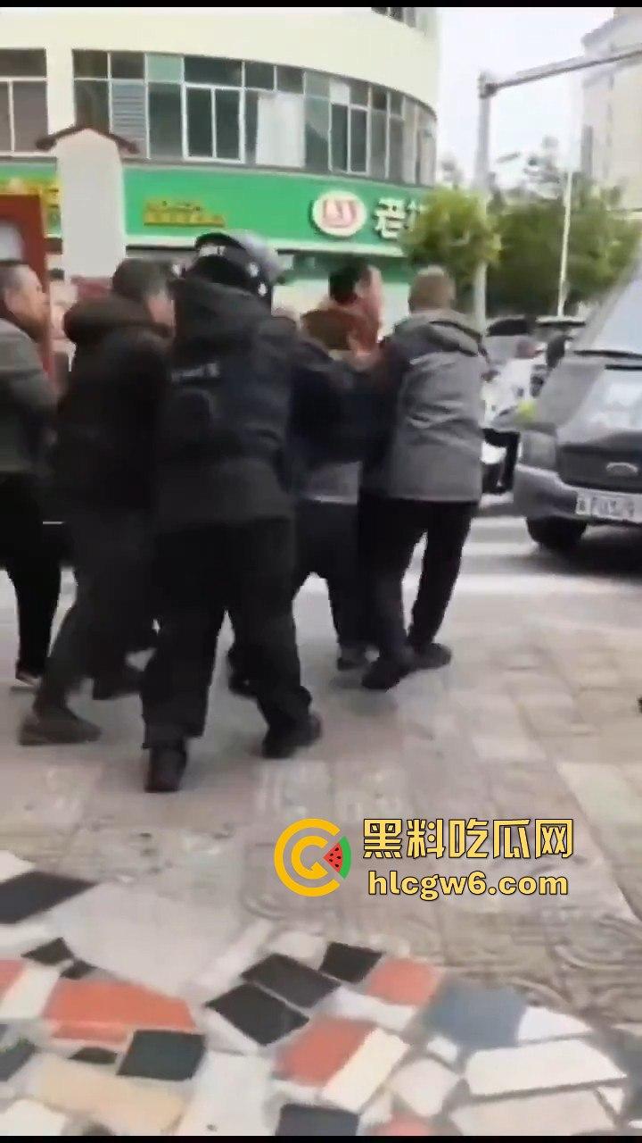 云南玉溪大批穆斯林在玉溪市政府前非法聚集声援,据称因当天警察从一间餐厅带走他们的头目【阿訇马玉巍】。-7