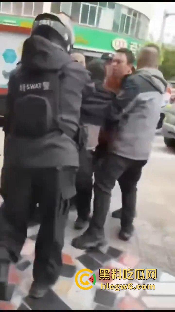 云南玉溪大批穆斯林在玉溪市政府前非法聚集声援,据称因当天警察从一间餐厅带走他们的头目【阿訇马玉巍】。-8