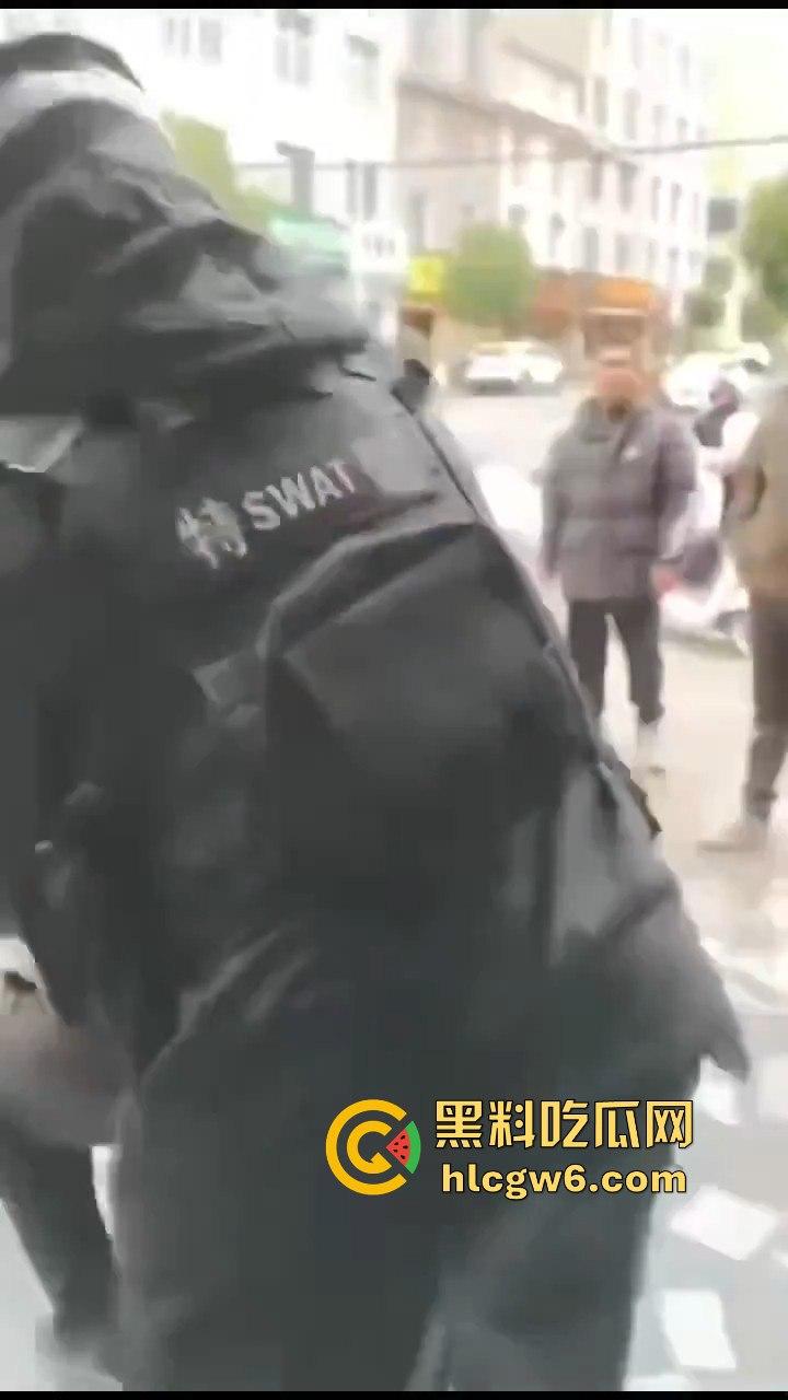 云南玉溪大批穆斯林在玉溪市政府前非法聚集声援,据称因当天警察从一间餐厅带走他们的头目【阿訇马玉巍】。-9