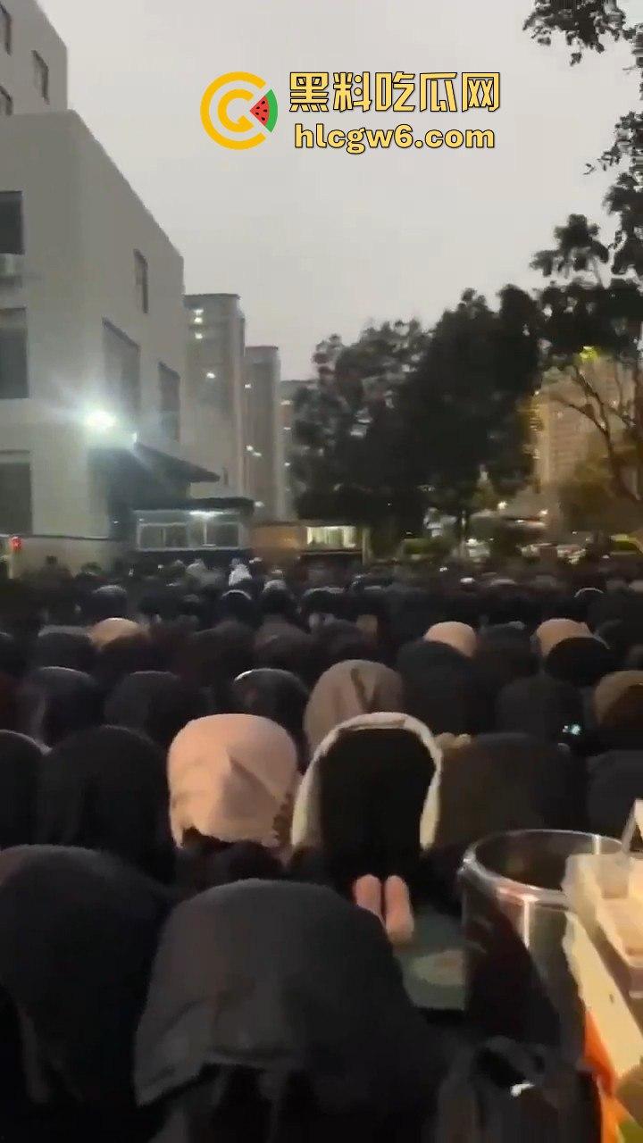 云南玉溪大批穆斯林在玉溪市政府前非法聚集声援,据称因当天警察从一间餐厅带走他们的头目【阿訇马玉巍】。-10