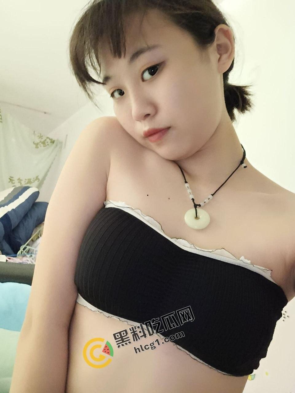 广东清远清纯萝莉学生婊 平日装纯背后自慰佬骚批 网聊私密视频遭流出-3