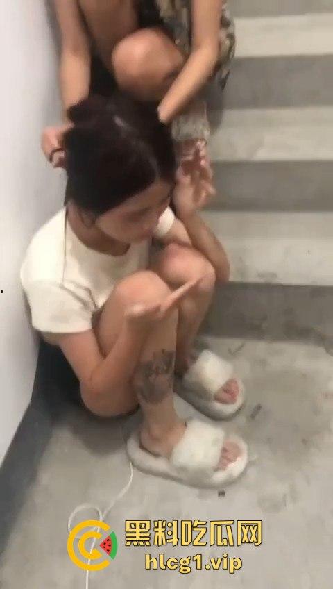 无辜小美女惨遭围堵楼梯间,疯狂围踹画面曝光,血腥至极!-7