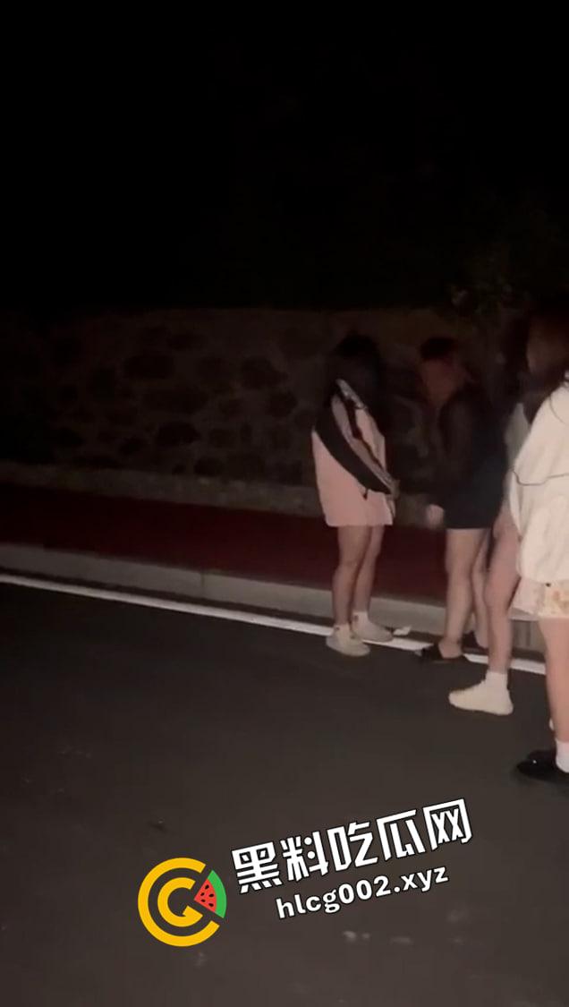 河南新县女孩被霸凌原视频  扇脸 吃烟头 飞踹 精神小妹们下手太狠了-2