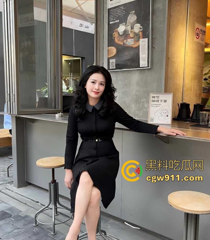 成功驯服骚逼熟女大姐，调情做爱无套暴操一镜到底，浓精灌满湿滑阴道，彻底对我臣服的！