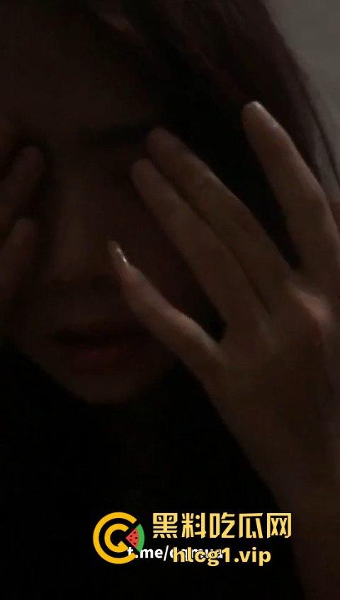 无辜小美女惨遭围堵楼梯间,疯狂围踹画面曝光,血腥至极!-8