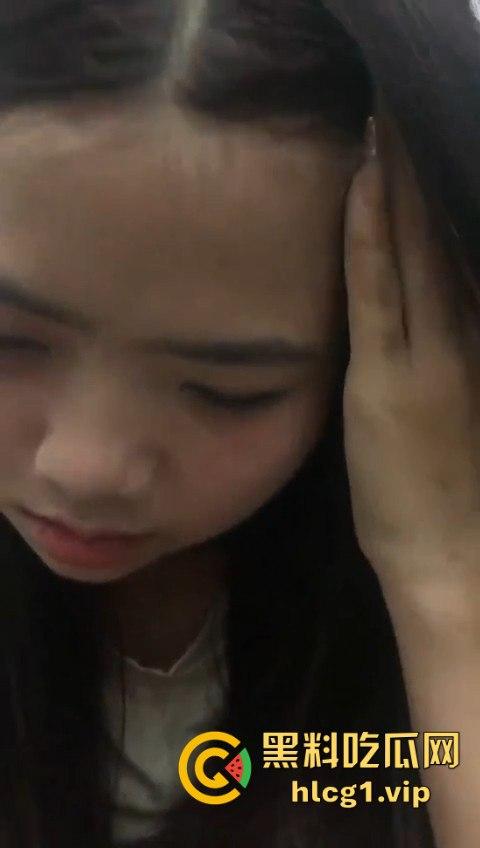 无辜小美女惨遭围堵楼梯间,疯狂围踹画面曝光,血腥至极!-10