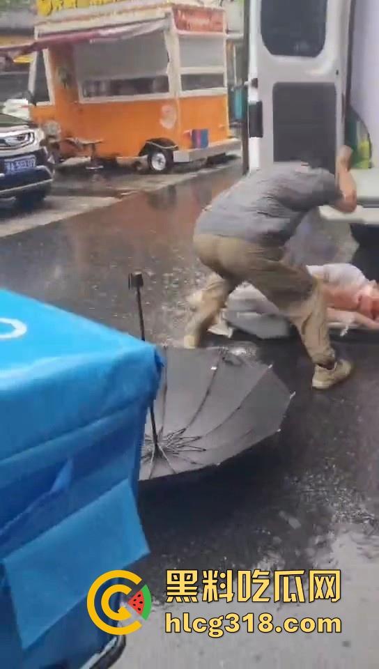 武汉江堤街持刀伤人,41岁嫌疑人张某持水果刀当着警察面捅杀被害人,也是够牛逼的!-5