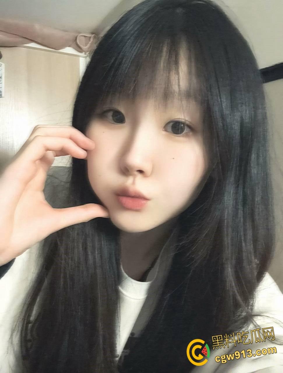 浙江湖州师范学院【王欣桐】，表面清纯私下受虐母狗，主动献身给网恋男友，娇小身材被抱在身上猛操 ！