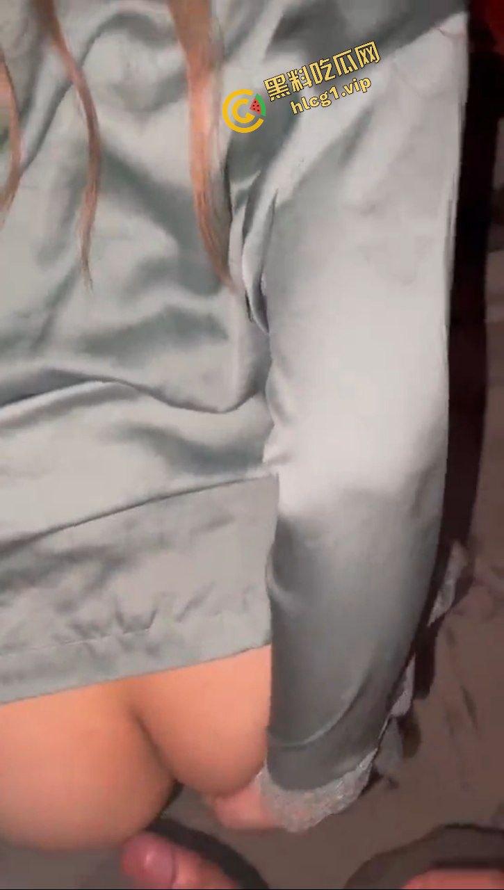 海南琼海人妻反差母狗『江晨』与男友房间后入爆操!骚语淫叫不断!-8