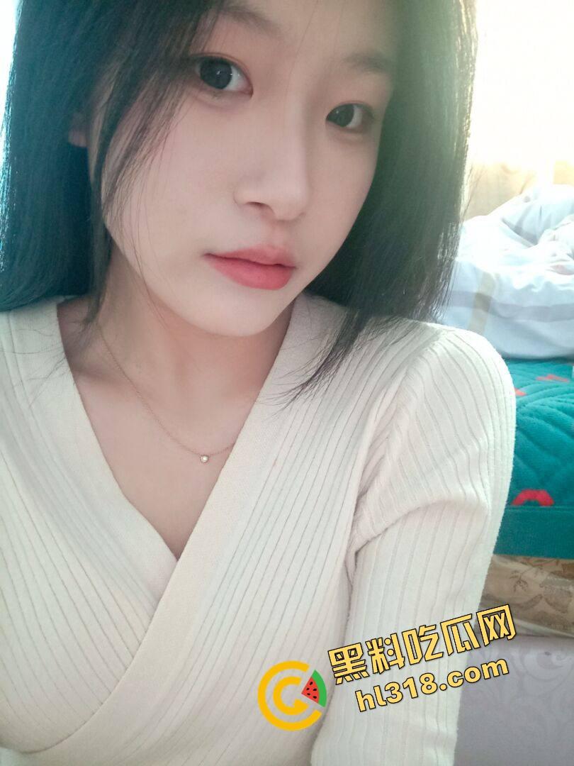 宁波万象城柜姐『赵媛幂』天生白虎馒头逼，极品小穴光蹭牛子就让人爽飞，大哥太多一月都约不到一次！