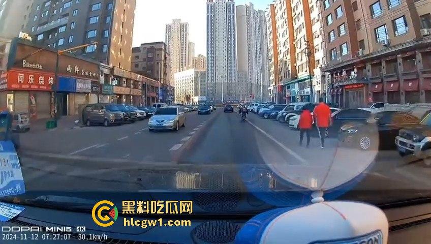 辽宁丹东汽车转弯不减速，电动车被撞飞！救护车刚加完油，半路直接捡了个现成病人！