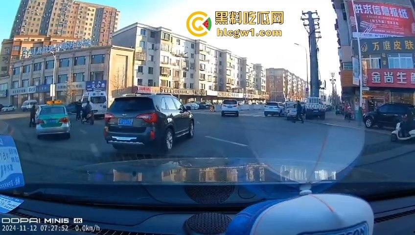 辽宁丹东汽车转弯不减速,电动车被撞飞!救护车刚加完油,半路直接捡了个现成病人!-2