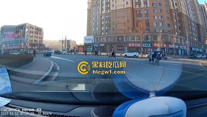 辽宁丹东汽车转弯不减速,电动车被撞飞!救护车刚加完油,半路直接捡了个现成病人!-3