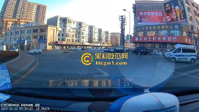辽宁丹东汽车转弯不减速,电动车被撞飞!救护车刚加完油,半路直接捡了个现成病人!-4