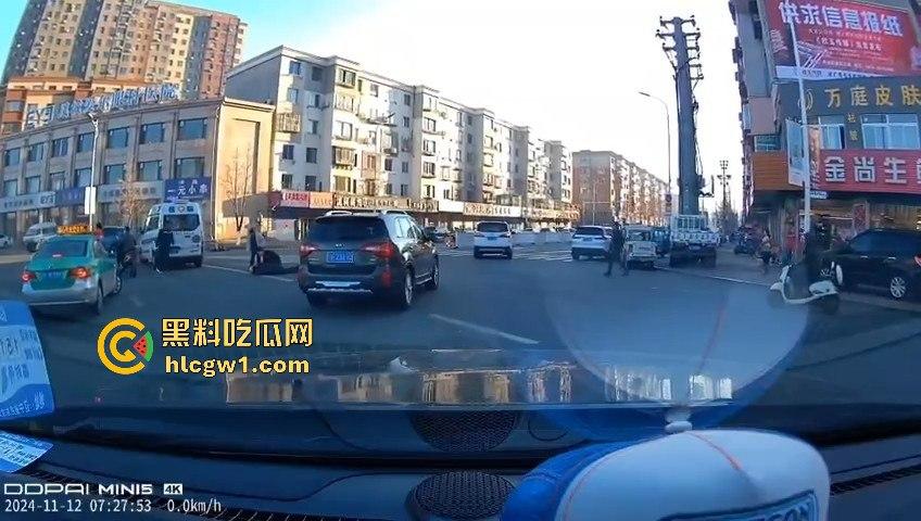 辽宁丹东汽车转弯不减速,电动车被撞飞!救护车刚加完油,半路直接捡了个现成病人!-5