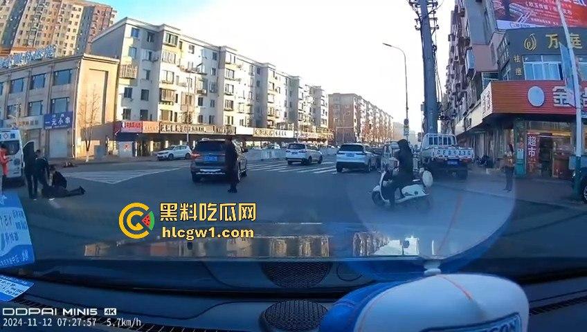 辽宁丹东汽车转弯不减速,电动车被撞飞!救护车刚加完油,半路直接捡了个现成病人!-6