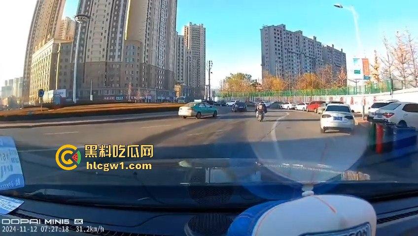 辽宁丹东汽车转弯不减速,电动车被撞飞!救护车刚加完油,半路直接捡了个现成病人!-7