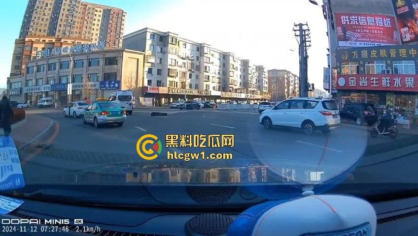 辽宁丹东汽车转弯不减速,电动车被撞飞!救护车刚加完油,半路直接捡了个现成病人!-8