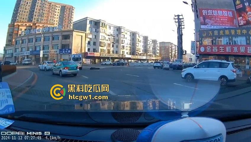 辽宁丹东汽车转弯不减速,电动车被撞飞!救护车刚加完油,半路直接捡了个现成病人!-9