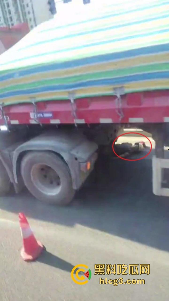 震惊!张家界一女子被大车卷进车底 头颅瞬间被轧爆压成肉饼!-6