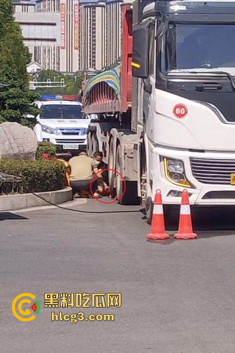 震惊!张家界一女子被大车卷进车底 头颅瞬间被轧爆压成肉饼!-7