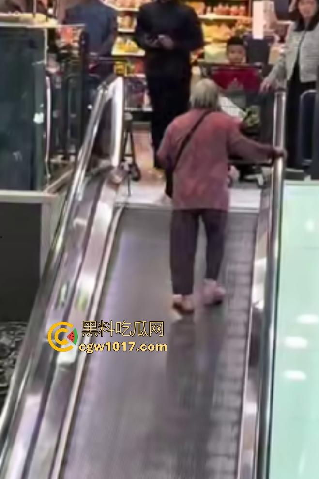 NPC大妈逆行走电梯,电梯向下她硬向上爬,逛一圈回来还在走,还要工作人员拉一把,没摔死就不错了!-2