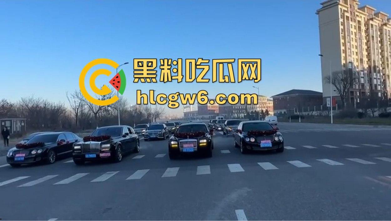 东北婚礼场面社死，前女友举标语爆料：腰是我掰的，肾是我累的，祝新娘接盘愉快！