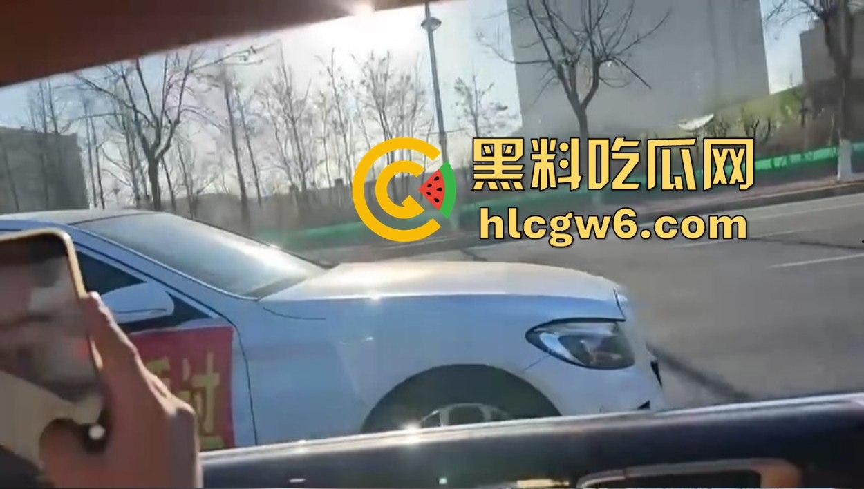 东北婚礼场面社死,前女友举标语爆料:腰是我掰的,肾是我累的,祝新娘接盘愉快!-5