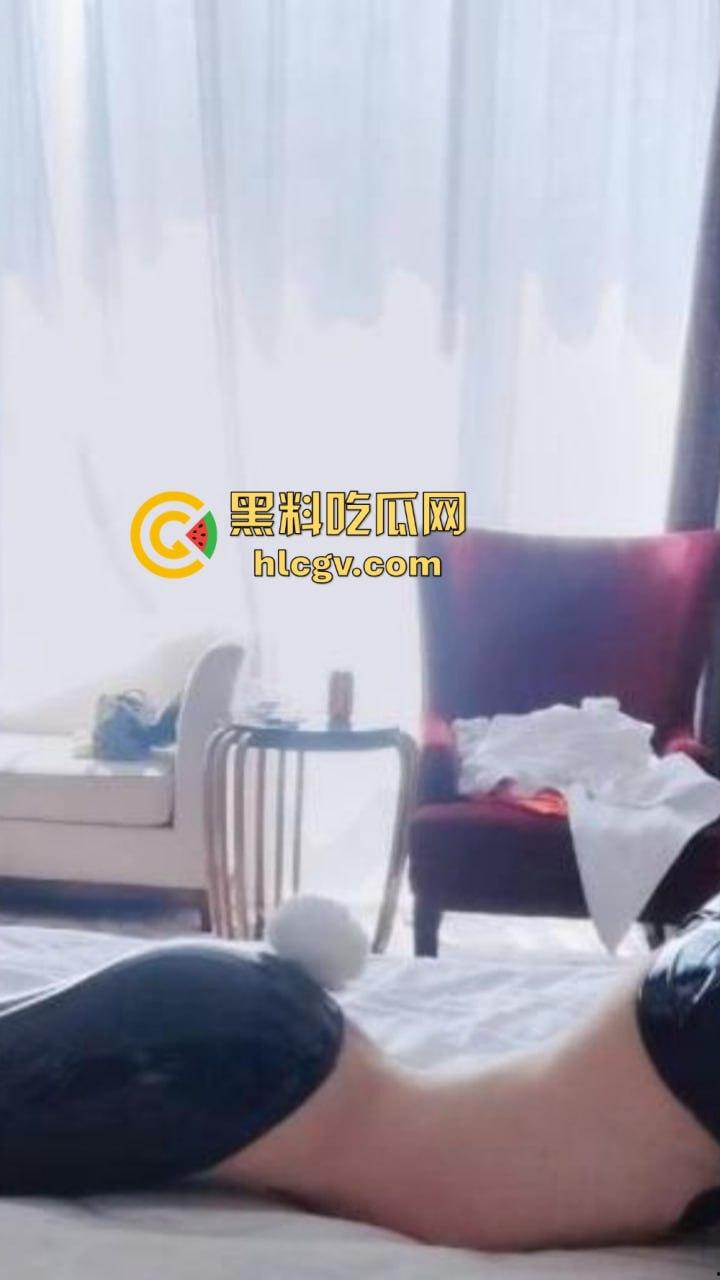 广州动漫星城厕所门事件,TScoser『鹅宝不是鹅』免费提供屁眼享受,男厕排队操!-4