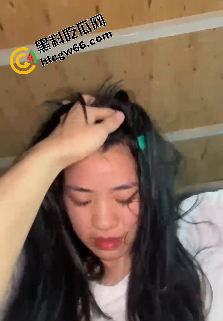 江西纹身小太妹【李妍】黑丝白丝开档互穿，宾馆跪舔社会大哥，黑丝白丝混合穿搭年轻就是无极限！-8