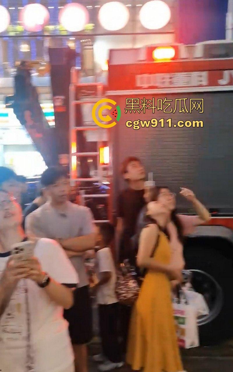 国庆假期长沙五一广场惊现男子跳楼！坐在边沿楼顶，准备一跃而下，楼下无数人围观，现场目击视频流出！-7