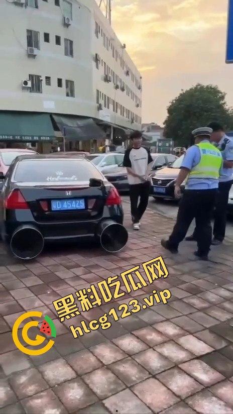 广东抖音网红改装车离谱!排气孔大到能塞下一个人,玩得也太过分了吧!-11