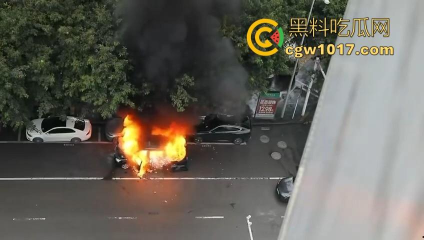 四川绵阳江油又是汽车自燃，期间还多次发生爆炸，把旁边路边停放的车都波及到了，路边车车主一起床天塌了！